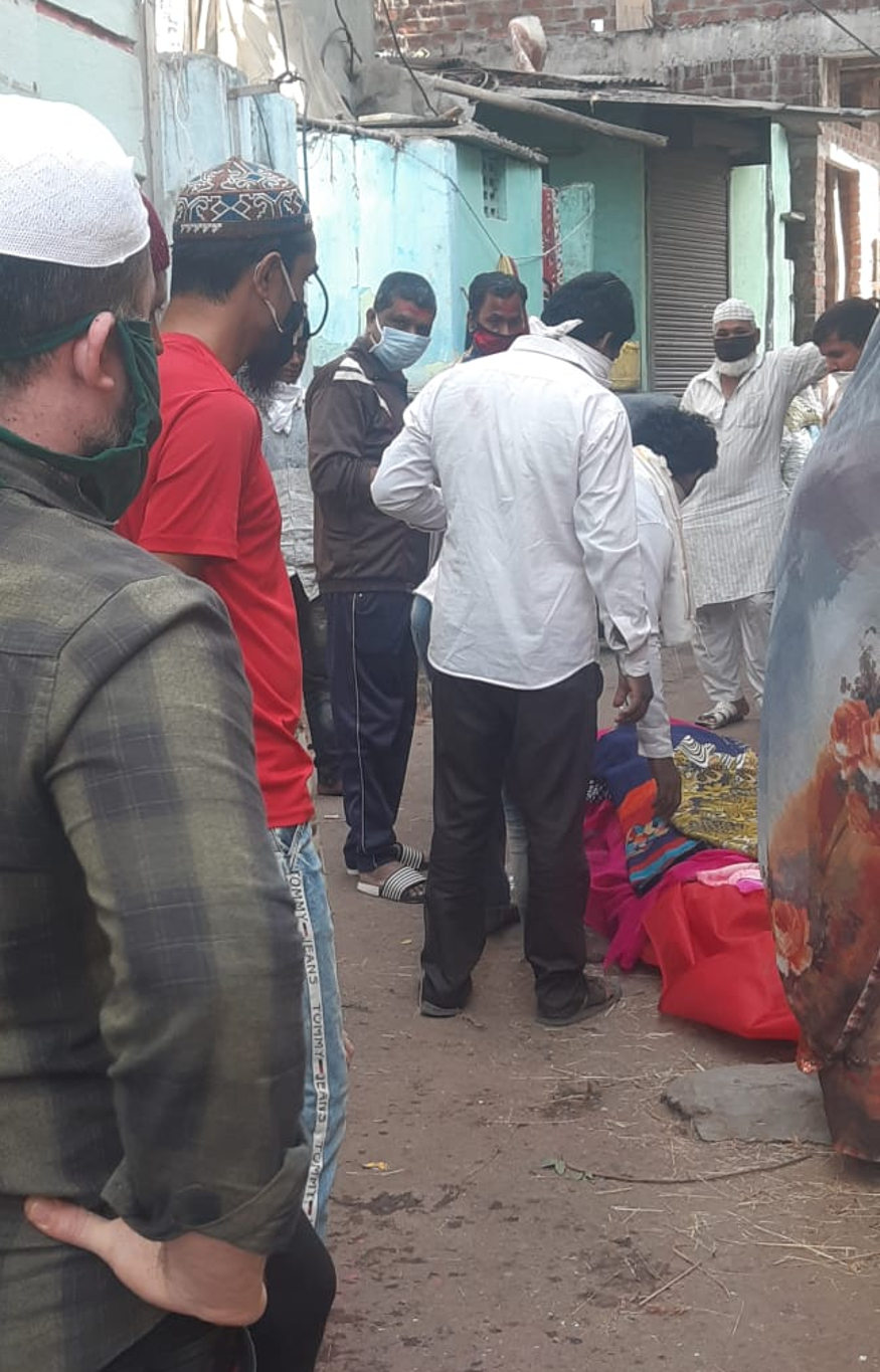 درگا کے بیٹوں پر ماں کے بچھڑنے کا غم اپنی جگہ تو تھا ہی لیکن ماں کی آخری رسومات کے غم نے انہیں اور نڈھال کردیا ۔ درگا کے بیٹوں پر ماں کے بچھڑنے کا غم اپنی جگہ تو تھا ہی لیکن ماں کی آخری رسومات کے غم نے انہیں اور نڈھال کردیا ۔