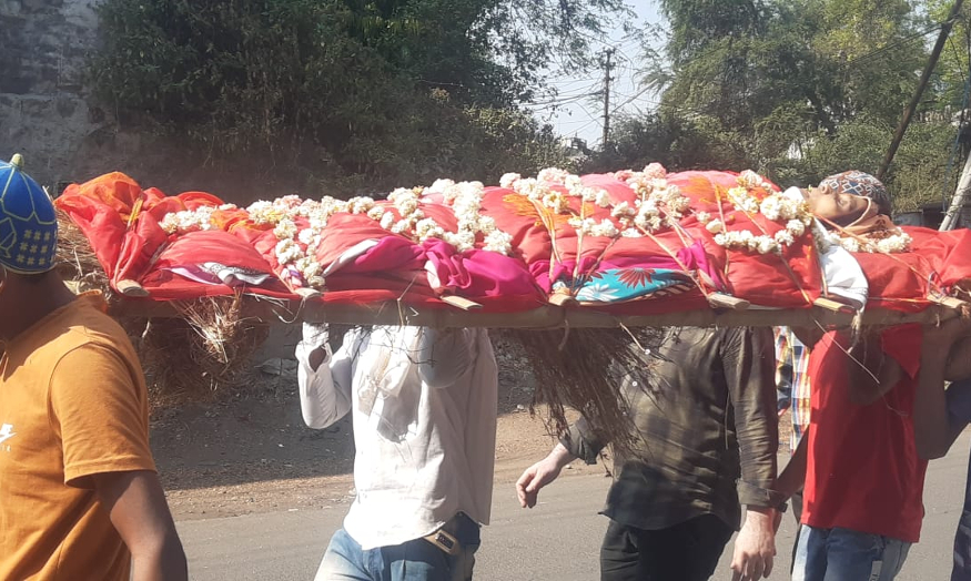جب مقامی مسلمانوں کو اس بارے میں معلوم ہوا تو درگا کی آخری رسومات کو ادا کرنے کے لئے ایک نہیں بلکہ کئی مسلمان نکل کر سامنے آئے ۔ جب مقامی مسلمانوں کو اس بارے میں معلوم ہوا تو درگا کی آخری رسومات کو ادا کرنے کے لئے ایک نہیں بلکہ کئی مسلمان نکل کر سامنے آئے ۔