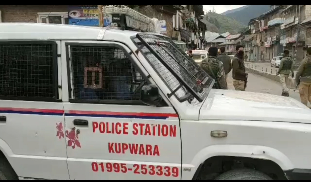 جس کی وجہ سے ریڈ زون قرار دے کر ان علاقوں کے اندر آنے جانے پر سختی کےساتھ پابندی عائد کر دی گئی ہے ۔اس دوران ضلع بھر میں کل ملا کرپچیس افراد کے ٹیسٹ مثبت آئے ہیں اور سات سے زائد علاقوں کو ریڈ زون قرار دیا گیا ہے۔ جس میں تین ٹنگڈار کرناہ اور دیگر کپوارہ کے منی گاہ ، اندرہامہ شامل ہیں ، ضلع بھر میں کورونا وائرس مریضوں کی بڑھتی تعداد کو دیکھتے ہوئے انتظامیہ نے لاک ڈاون کو مزید سخت کر دیا ہے ۔۔(تصویر : یحیٰ سلطان )۔ جس کی وجہ سے ریڈ زون قرار دے کر ان علاقوں کے اندر آنے جانے پر سختی کےساتھ پابندی عائد کر دی گئی ہے ۔اس دوران ضلع بھر میں کل ملا کرپچیس افراد کے ٹیسٹ مثبت آئے ہیں اور سات سے زائد علاقوں کو ریڈ زون قرار دیا گیا ہے۔ جس میں تین ٹنگڈار کرناہ اور دیگر کپوارہ کے منی گاہ ، اندرہامہ شامل ہیں ، ضلع بھر میں کورونا وائرس مریضوں کی بڑھتی تعداد کو دیکھتے ہوئے انتظامیہ نے لاک ڈاون کو مزید سخت کر دیا ہے ۔۔(تصویر : یحیٰ سلطان )۔