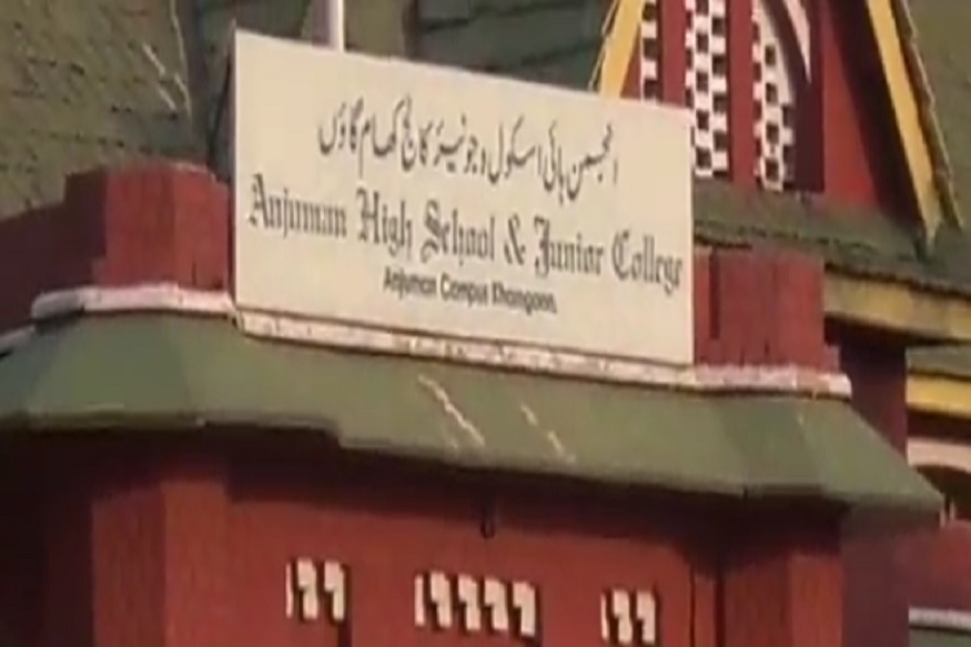 ودربھ کے بلڈانہ میں سب سے پہلے کوروناوائرس سے موت واقع ہوئی تھی۔ اس کےبعد سے یہاں کرونا پازیٹیو معاملوں میں اضافہ ہوگیا ہے۔ ایسے میں بلڈانہ ضلع کے کھامگاوں کے انجمن مفیدالسلام تعلیمی اداریں نے کورنٹائین کیلئے اپنے دروازیں کھول دیے ہیں۔ جس کی چوطرفہ تعریف ہورہی ہے۔ بلڈانہ ضلع کے کھامگاؤں شہر میں واقع ،انجمن مفیدالسلام اسکول و جونیئر کالج قدیم ترین تعلیمی ادارہ کی حیثیت سے جانا جاتا ہے۔ (تصویر:( تصاویر اور رپورٹ: رضوان خان۔ نیوز18اردو۔) ودربھ کے بلڈانہ میں سب سے پہلے کوروناوائرس سے موت واقع ہوئی تھی۔ اس کےبعد سے یہاں کرونا پازیٹیو معاملوں میں اضافہ ہوگیا ہے۔ ایسے میں بلڈانہ ضلع کے کھامگاوں کے انجمن مفیدالسلام تعلیمی اداریں نے کورنٹائین کیلئے اپنے دروازیں کھول دیے ہیں۔ جس کی چوطرفہ تعریف ہورہی ہے۔ بلڈانہ ضلع کے کھامگاؤں شہر میں واقع ،انجمن مفیدالسلام اسکول و جونیئر کالج قدیم ترین تعلیمی ادارہ کی حیثیت سے جانا جاتا ہے۔ (تصویر:( تصاویر اور رپورٹ: رضوان خان۔ نیوز18اردو۔)