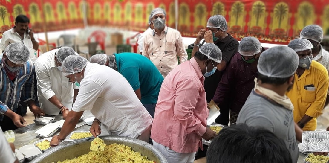 برتھ ڈے پارٹی میں اس طرح سے تقسیم کی گئی بریانی۔