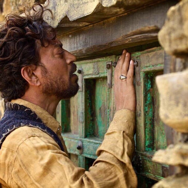 جب عرفان خان کے کینسر سے مبتلا ہونے کی خبر سامنےآئی تو دنیا بھر میں ان کے مداح کو صدمہ پہنچا۔ ان کے لئے دعائیں کی جانے لگیں۔ ان کی صحت میں بہتری کے لئے لوگ منتیں مانگنے لگے۔ لیکن افسوس آج یہ فنکار اس دنیا کو چھوڑ کر چلاگیا۔ جب عرفان خان کے کینسر سے مبتلا ہونے کی خبر سامنےآئی تو دنیا بھر میں ان کے مداح کو صدمہ پہنچا۔ ان کے لئے دعائیں کی جانے لگیں۔ ان کی صحت میں بہتری کے لئے لوگ منتیں مانگنے لگے۔ لیکن افسوس آج یہ فنکار اس دنیا کو چھوڑ کر چلاگیا۔