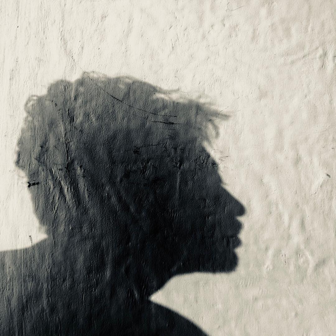 عرفان خان نے جب بتایا تھا کہ ،’’ چار بار کیمیوتھیراپی ہوچکی ہے، دو بار اور کیمو ہونے کے بعد ایک مرتبہ پھر سے کینسر اسکین کیا جائے گا۔ اس کے بعد پتہ چلے گا کہ کیا ہوتا ہے ۔ میرے دماغ میں بار بار آتا ہے کہ میں ایک چپ گردن میں ٹانگ لوں اور کہوں کہ’ مجھے یہ بیماری ہے اور میں ایک یا دو سال میں مرنے والا ہوں۔ یا پھر مجھے لگتا ہے کہ میں یہ بات چیت ہی بند کر دوں اور اس طرح زندگی جیئو جیسے وہ میرے سامنے آتی ہے۔ میں یہ مانتا ہوں کہ میں ایک اندھیری دنیا میں گھوم رہا تھا، میں دیکھ ہی نہیں پاتا کہ زندگی نے مجھے کیا کیا دیا ہے۔ مجھے لگتا ہے کہ میں کچھ اور نہیں کہہ سکتا صرف ایک لفظ کے، شکریہ۔ اب کوئی اور لفظ نہیں ہے، کوئی دعا نہیں ہے‘‘۔ عرفان خان نے جب بتایا تھا کہ ،’’ چار بار کیمیوتھیراپی ہوچکی ہے، دو بار اور کیمو ہونے کے بعد ایک مرتبہ پھر سے کینسر اسکین کیا جائے گا۔ اس کے بعد پتہ چلے گا کہ کیا ہوتا ہے ۔ میرے دماغ میں بار بار آتا ہے کہ میں ایک چپ گردن میں ٹانگ لوں اور کہوں کہ’ مجھے یہ بیماری ہے اور میں ایک یا دو سال میں مرنے والا ہوں۔ یا پھر مجھے لگتا ہے کہ میں یہ بات چیت ہی بند کر دوں اور اس طرح زندگی جیئو جیسے وہ میرے سامنے آتی ہے۔ میں یہ مانتا ہوں کہ میں ایک اندھیری دنیا میں گھوم رہا تھا، میں دیکھ ہی نہیں پاتا کہ زندگی نے مجھے کیا کیا دیا ہے۔ مجھے لگتا ہے کہ میں کچھ اور نہیں کہہ سکتا صرف ایک لفظ کے، شکریہ۔ اب کوئی اور لفظ نہیں ہے، کوئی دعا نہیں ہے‘‘۔