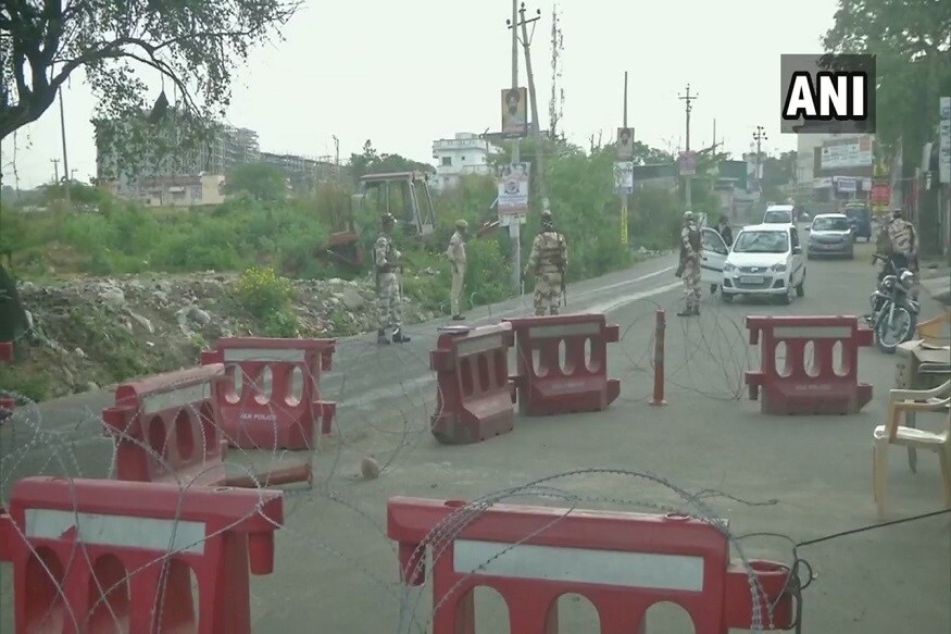 ریاض کے مطابق اس دوران مسرت کی حالت خراب ہوگئی اور علاقے میں سڑک رابطہ نہ ہونےکی وجہ سے لوگوں نے مسرت کو چارپائی پر اٹھا کر 3 کلومیٹر کا سفر پیدل طے کیا، لیکن قسمت کو کچھ اور ہی منظور تھا۔ فائل فوٹو