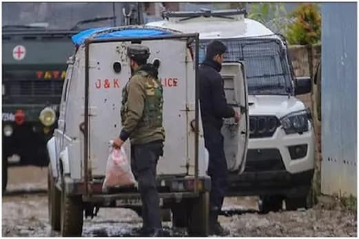 جموں وکشمیر: اہل خانہ کو نہیں دی جارہی ہے لاش، دہشت گردوں کی تدفین خود کررہے ہیں پولیس اہلکار جموں وکشمیر: اہل خانہ کو نہیں دی جارہی ہے لاش، دہشت گردوں کی تدفین خود کررہے ہیں پولیس اہلکار