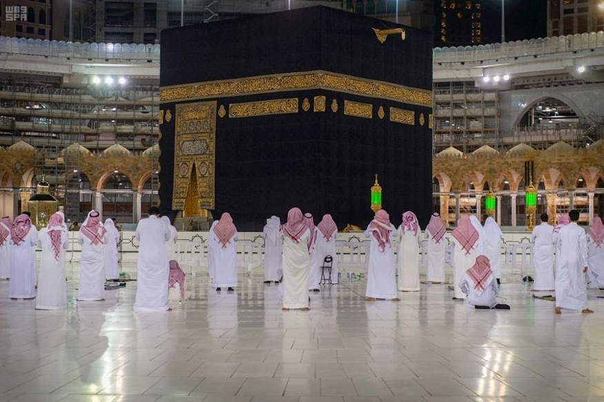 سعودی عرب میں حرمین شریفین کے انتظامی امور کے ذمہ دار ادارے حرمین جنرل پریزیڈنسی کی طرف سے کورونا وائرس کے پیش نظر مسجد حرام میں سماجی فاصلہ کے اصول اور صحت سے متعلق جاری کردہ پروٹوکول پرعمل درآمد شروع کرا دیا گیا ہے ۔ حرمین شریفین کے نام سے ایک ٹویٹر ہینڈل سے مسجد حرام اور مسجد نبوی میں نماز کے دوران سماجی فاصلہ کی کچھ تصاویر ٹویٹ کی گئی ہیں ، جو کافی وائرل ہورہی ہیں ۔ ( تصویر میں خانہ کعبہ میں نماز تراویح کا ایک منظر ۔ تصویر حرمین شریفین ٹویٹر ہینڈل ) ۔ سعودی عرب میں حرمین شریفین کے انتظامی امور کے ذمہ دار ادارے حرمین جنرل پریزیڈنسی کی طرف سے کورونا وائرس کے پیش نظر مسجد حرام میں سماجی فاصلہ کے اصول اور صحت سے متعلق جاری کردہ پروٹوکول پرعمل درآمد شروع کرا دیا گیا ہے ۔ حرمین شریفین کے نام سے ایک ٹویٹر ہینڈل سے مسجد حرام اور مسجد نبوی میں نماز کے دوران سماجی فاصلہ کی کچھ تصاویر ٹویٹ کی گئی ہیں ، جو کافی وائرل ہورہی ہیں ۔ ( تصویر میں خانہ کعبہ میں نماز تراویح کا ایک منظر ۔ تصویر حرمین شریفین ٹویٹر ہینڈل ) ۔