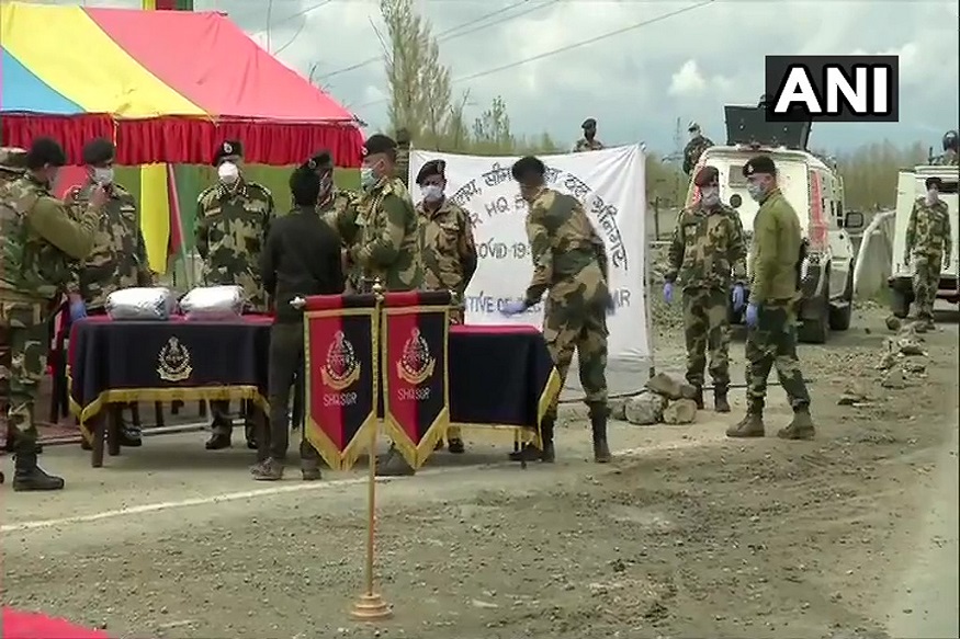 سرحدی سلامتی فورس کے جوان جموں وکشمیر کے پلوامہ کے پام پور میں یومیہ مزدوری کرنے والے مزدوروں میں راشن اور دیگر ضروری اشیاء تقسیم کر رہے ہیں۔ سرحدی سلامتی فورس کے جوان جموں وکشمیر کے پلوامہ کے پام پور میں یومیہ مزدوری کرنے والے مزدوروں میں راشن اور دیگر ضروری اشیاء تقسیم کر رہے ہیں۔