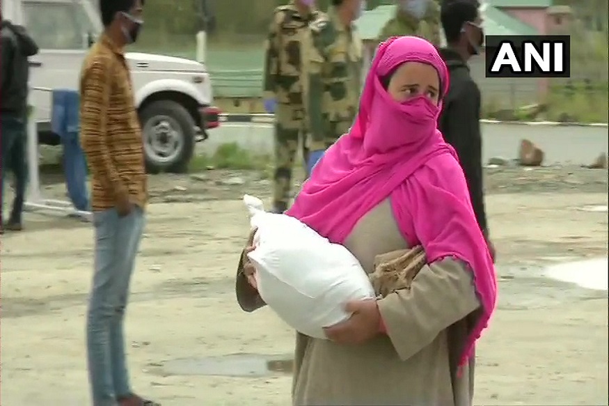 پلوامہ کے پام پور میں یومیہ مزدوری کرنے والے مزدوروں میں راشن اور دیگر ضروری اشیاء تقسیم کی جا رہی ہے۔ پلوامہ کے پام پور میں یومیہ مزدوری کرنے والے مزدوروں میں راشن اور دیگر ضروری اشیاء تقسیم کی جا رہی ہے۔