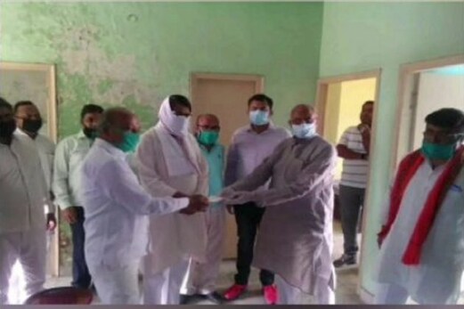 میرٹھ: کورونا متاثر ڈرائیور نے بڑھائی بی جے پی لیڈروں کے لئے پریشانی، کئے گئے کوارنٹائن میرٹھ: کورونا متاثر ڈرائیور نے بڑھائی بی جے پی لیڈروں کے لئے پریشانی، کئے گئے کوارنٹائن