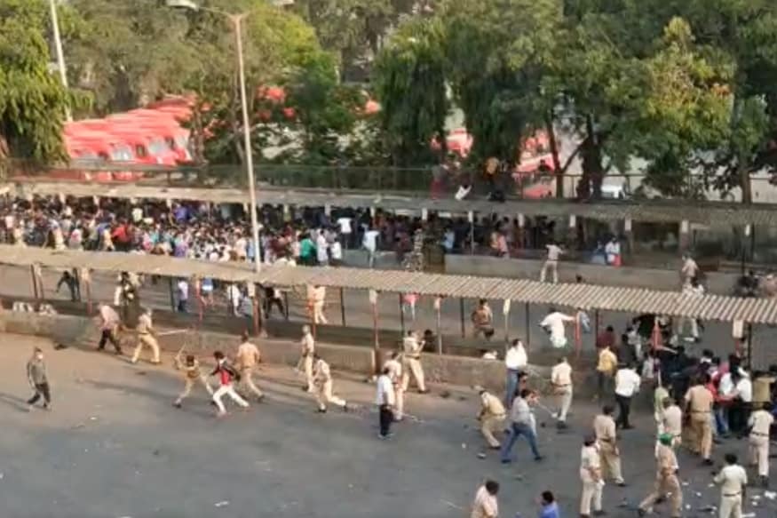 ممبئی میں افواہ کے سبب ہزاروں لوگ ریلوے اسٹیشن اور بس اسٹینڈ پر جمع ہوگئے۔ پولیس نے لاٹھی چارج کیا۔