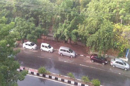 Delhi Weather : دہلی میں اچانک بدلا موسم کا مزاج، گرج کے ساتھ بارش۔۔ Delhi Weather : دہلی میں اچانک بدلا موسم کا مزاج، گرج کے ساتھ بارش۔۔
