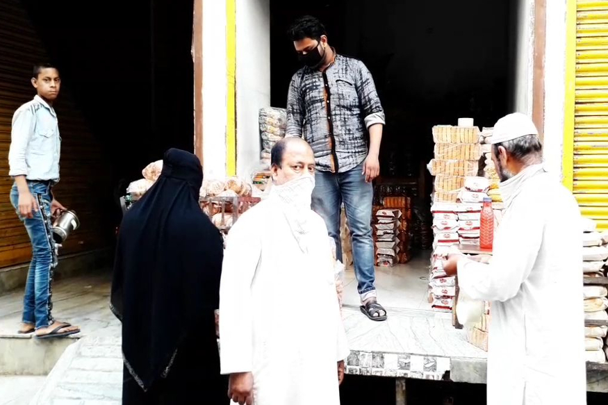 صبح کے وقت کچھ گھنٹوں کے لیے کھلنے والے بازاروں میں سحری اور افطار میں استعمال ہونے والے اشیا کی کمی نظر آ رہی ہے ۔ صبح کے وقت کچھ گھنٹوں کے لیے کھلنے والے بازاروں میں سحری اور افطار میں استعمال ہونے والے اشیا کی کمی نظر آ رہی ہے ۔