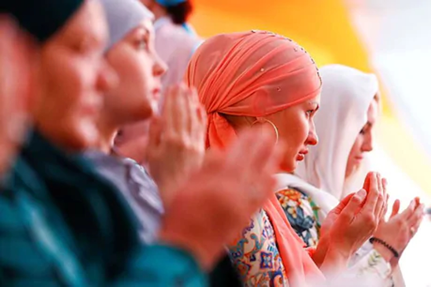 عرب ممالک میں رمضان المبارک کے مقدس ماہ کا آغاز ہوچکا ہے جبکہ ہندوستان سمیت کئی دیگر ایشیائی ممالک میں ہفتہ کو پہلا روزہ ہوگا ۔ رمضان المبارک کے ماہ کے آغاز کے موقع پر آپ فیس بک ،وہاٹس ایپ و دیگر سوشل سائٹوں کے ذریعہ اپنے دوستوں و رشتہ داروں کو خاص پیغام بھیج کر رمضان المبارک کی مبارکباد دے سکتے ہیں ۔ عرب ممالک میں رمضان المبارک کے مقدس ماہ کا آغاز ہوچکا ہے جبکہ ہندوستان سمیت کئی دیگر ایشیائی ممالک میں ہفتہ کو پہلا روزہ ہوگا ۔ رمضان المبارک کے ماہ کے آغاز کے موقع پر آپ فیس بک ،وہاٹس ایپ و دیگر سوشل سائٹوں کے ذریعہ اپنے دوستوں و رشتہ داروں کو خاص پیغام بھیج کر رمضان المبارک کی مبارکباد دے سکتے ہیں ۔