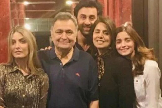 رشی کپور کے انتقال کے بعد اہل خانہ کا ساتھ دینے اسپتال پہنچیں عالیہ بھٹ: ویڈیو وائرل رشی کپور کے انتقال کے بعد اہل خانہ کا ساتھ دینے اسپتال پہنچیں عالیہ بھٹ: ویڈیو وائرل