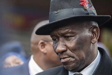 پولیس نے نماز پڑھ رہے لوگوں سے پوچھا۔ صدر سے بڑے ہیں پیغمبر محمد؟