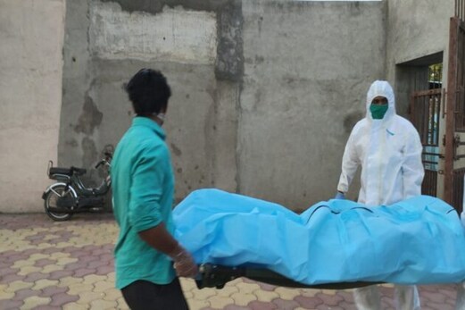 ہندو بیٹے نے باپ کی لاش کو ہاتھ لگانے سے کیا انکار، مسلم نوجوانوں نے ادا کی ہندوبزرگ کی آخری رسوم ہندو بیٹے نے باپ کی لاش کو ہاتھ لگانے سے کیا انکار، مسلم نوجوانوں نے ادا کی ہندوبزرگ کی آخری رسوم