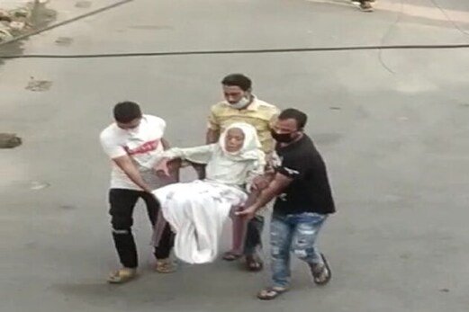 85 سالہ بزرگ خاتون نے دی کورونا کو مات، موت سے لڑ کر جیتی زندگی کی جنگ 85 سالہ بزرگ خاتون نے دی کورونا کو مات، موت سے لڑ کر جیتی زندگی کی جنگ
