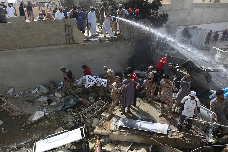 میڈیا رپورٹوں کے مطابق پی آئی اے کے ترجمان عبدالستار نے مسافر طیارے کے حادثے کا شکار ہونے کی تصدیق کرتے ہوئے کہا کہ لاہور سے کراچی جانے والی پرواز نمبر اے۔ 320 حادثے کا شکار ہوگئی ہے۔ میڈیا رپورٹوں کے مطابق پی آئی اے کے ترجمان عبدالستار نے مسافر طیارے کے حادثے کا شکار ہونے کی تصدیق کرتے ہوئے کہا کہ لاہور سے کراچی جانے والی پرواز نمبر اے۔ 320 حادثے کا شکار ہوگئی ہے۔