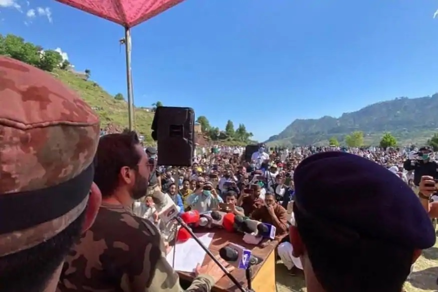 سابق پاکستانی کرکٹر شاہد آفریدی ان دنوں اپنے ملک کے لوگوں کے لئے مسیحا بنے ہوئے ہیں۔ وہ ملک کے تقریباً ہر کونے میں جاکر لوگوں کی مدد کر رہے ہیں، انہیں راشن اور ضرورت کا سامان پہنچا رہے ہیں۔ سابق پاکستانی کرکٹر شاہد آفریدی ان دنوں اپنے ملک کے لوگوں کے لئے مسیحا بنے ہوئے ہیں۔ وہ ملک کے تقریباً ہر کونے میں جاکر لوگوں کی مدد کر رہے ہیں، انہیں راشن اور ضرورت کا سامان پہنچا رہے ہیں۔