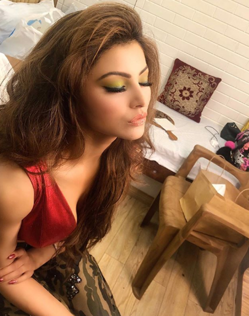 بالی ووڈ اداکارہ اروشی روتیلا اپنی ہاٹ اداوں اور تصویروں سے لوگوں کے دلوں پر چھائی رہتی ہیں ۔ لیکن کیا آپ جانتے ہیں کہ اروشی روتیلا نے سات پھیرے لے لئے ہیں اور وہ بھی بگ باس 8 کے فاتح گوتم گلاٹی کے ساتھ ، آپ بھی حیران ہوگئے نا ... جس نے بھی یہ تصویر دیکھی ، وہ اس تصویر کو دیکھ کر حیرت میں پڑگیا ۔ (Photo : @goutam_gulati/Instagram) بالی ووڈ اداکارہ اروشی روتیلا اپنی ہاٹ اداوں اور تصویروں سے لوگوں کے دلوں پر چھائی رہتی ہیں ۔ لیکن کیا آپ جانتے ہیں کہ اروشی روتیلا نے سات پھیرے لے لئے ہیں اور وہ بھی بگ باس 8 کے فاتح گوتم گلاٹی کے ساتھ ، آپ بھی حیران ہوگئے نا ... جس نے بھی یہ تصویر دیکھی ، وہ اس تصویر کو دیکھ کر حیرت میں پڑگیا ۔ (Photo : @goutam_gulati/Instagram)