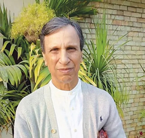پاکستان کے سابق کپتان آصف اقبال بھی ثانیہ مرزا کے رشتے دار ہیں۔ وہ غلام احمد کی بہن کے بیٹے ہیں۔ 1961 میں پاکستان جانے کے بعد آصف نے ہندوستان میں کھیلے گئے چھ ٹیسٹ میچوں میں پاکستان کی کپتانی کی۔ پاکستان کے سابق کپتان آصف اقبال بھی ثانیہ مرزا کے رشتے دار ہیں۔ وہ غلام احمد کی بہن کے بیٹے ہیں۔ 1961 میں پاکستان جانے کے بعد آصف نے ہندوستان میں کھیلے گئے چھ ٹیسٹ میچوں میں پاکستان کی کپتانی کی۔