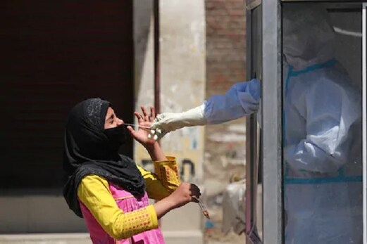 کووڈ -19: کورونا انفیکشن کی رفتار ہوئی تیز، پچھلے 3 دنوں میں بڑھ گئے 25 فیصد مریض کووڈ -19: کورونا انفیکشن کی رفتار ہوئی تیز، پچھلے 3 دنوں میں بڑھ گئے 25 فیصد مریض