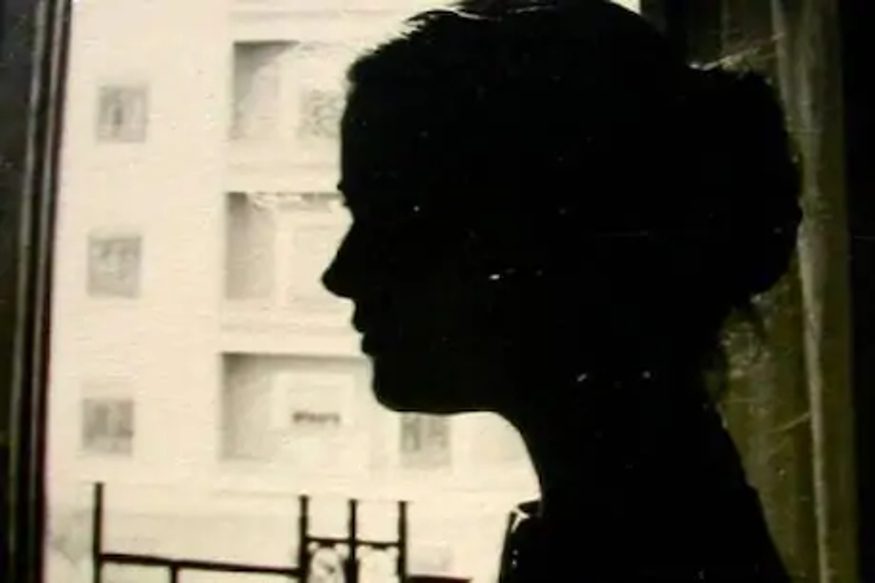  گلف نیوز کی ایک خبر کے مطابق دبئی میں جمعرات کی صبح ٹہلنے کیلئے نکلی ہرینی کرنی لاپتہ ہوگئی تھی ۔ دبئی پولیس نے اخبار کو بتایا کہ امتحان میں کم نمبرات آنے پر اس کے والدین نے اس کو ڈانٹا تھا اور اس کا موبائل بھی چھین لیا تھا ، جس کے بعد وہ ام ثقیم علاقہ میں واقع اپنے ہی گھر کی چھت پر چھپ گئی تھی ۔(علامتی تصویر)