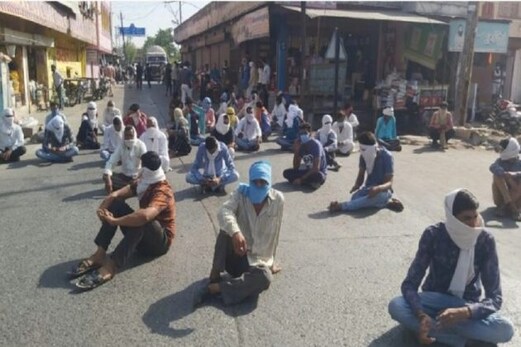مدھیہ پردیش: حکومت کے رویہ سے ناراض کسانوں نے کنود میں ہائی وے کیا جام مدھیہ پردیش: حکومت کے رویہ سے ناراض کسانوں نے کنود میں ہائی وے کیا جام