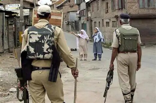 جموں وکشمیر: کووڈ۔ 19 ہاٹ اسپاٹ بنا اننت ناگ پولیس لائن، 78 پولیس اہلکار کورونا پازیٹیو جموں وکشمیر: کووڈ۔ 19 ہاٹ اسپاٹ بنا اننت ناگ پولیس لائن، 78 پولیس اہلکار کورونا پازیٹیو