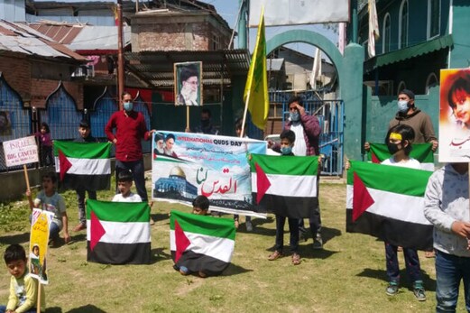 لاک ڈاون کی وجہ سے وادی کشمیر میں یوم قدس کی تمام تقریبات اور جلسے جلوس منسوخ ، لوگوں نے اپنا یہ نیا طریقہ لاک ڈاون کی وجہ سے وادی کشمیر میں یوم قدس کی تمام تقریبات اور جلسے جلوس منسوخ ، لوگوں نے اپنا یہ نیا طریقہ