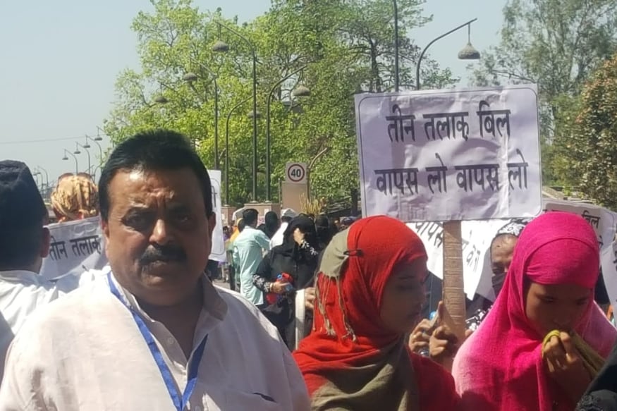 یہ وقت ملک کے سبھی باشندوں کو ساتھ لے کر وبا سے لڑنے کا ہے ۔ ملک کو مالی دشواریوں سے نکالنے کا ہے ، کسی مخصوص جماعت یا مذہب کے لوگوں سے انتقام لینے کا نہیں ۔