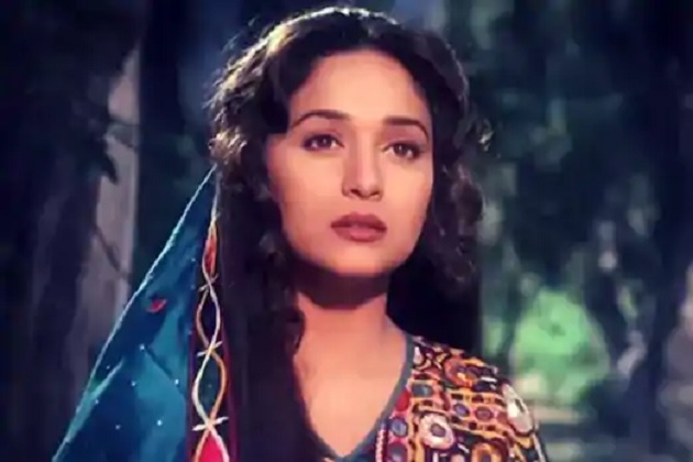 مادھوری اپنی فلموں کے ساتھ ساتھ اپنی زندگی کے نجی قصوں کو لے کر بھی کافی چرچا میں رہیں۔ اداکار سنجے دت کے ساتھ ان کے افئیر کی باتیں میڈیا میں خوب چرچا میں رہیں۔ نوے کی دہائی میں ہی نہیں بلکہ آج بھی دونوں کے رشتے کو لے کر جب تب سوال اٹھتے ہی رہتے ہیں۔ مادھوری اپنی فلموں کے ساتھ ساتھ اپنی زندگی کے نجی قصوں کو لے کر بھی کافی چرچا میں رہیں۔ اداکار سنجے دت کے ساتھ ان کے افئیر کی باتیں میڈیا میں خوب چرچا میں رہیں۔ نوے کی دہائی میں ہی نہیں بلکہ آج بھی دونوں کے رشتے کو لے کر جب تب سوال اٹھتے ہی رہتے ہیں۔