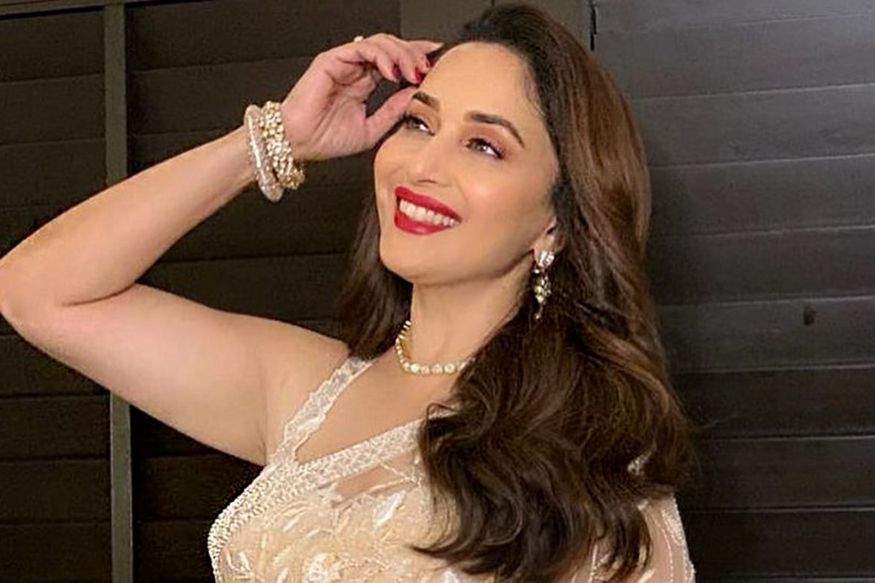 اس کے بعد سنجے دت جیسے ہی ملک لوٹے ائیرپورٹ پر پولیس ان کا انتظار کر رہی تھی۔ انہیں ائیرپورٹ سے سیدھے جیل لے جایا گیا اور یہیں سے مادھوری دکشت اور سنجے دت کا رشتہ بھی ختم ہونے کے دہانے پر پہنچنے لگا۔ اس کے بعد سنجے دت جیسے ہی ملک لوٹے ائیرپورٹ پر پولیس ان کا انتظار کر رہی تھی۔ انہیں ائیرپورٹ سے سیدھے جیل لے جایا گیا اور یہیں سے مادھوری دکشت اور سنجے دت کا رشتہ بھی ختم ہونے کے دہانے پر پہنچنے لگا۔