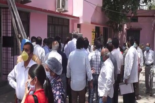 اترپردیش : ڈاکٹروں نے اڑائی سماجی فاصلوں کی دھجیاں ، جانئے کیوں اترپردیش : ڈاکٹروں نے اڑائی سماجی فاصلوں کی دھجیاں ، جانئے کیوں
