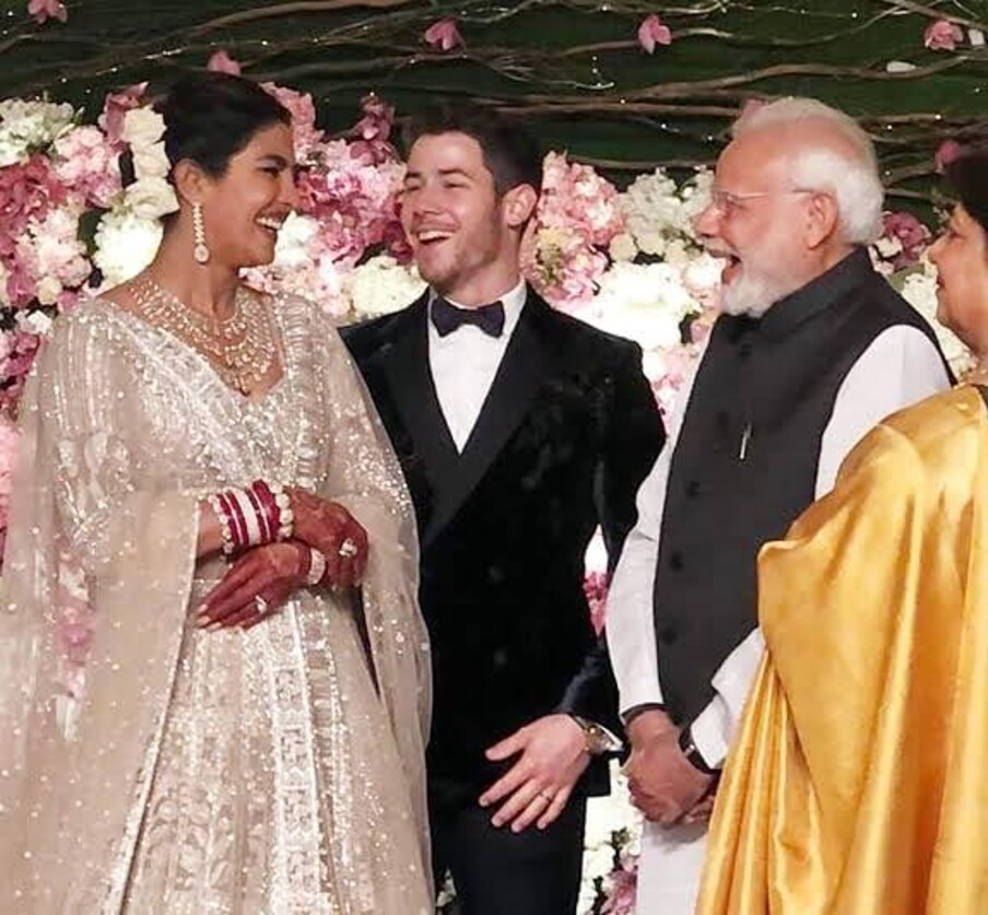  ممبئی میں ہوئی ریسیپشن پارٹی میں بالی وڈ ستاروں کی بھیڑ تھی۔ تو وہی دلی میں ہوئے نک اور پرینکا چوپڑا کے ریسیپشن میں وزیر اعظم نریندر مودی سمیت کئی عظیم ہستیاں شامل تھیں۔