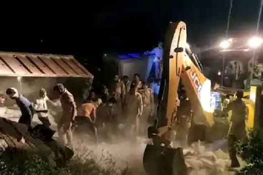 اوریا میں خوفناک سڑک حادثہ، گورکھپور جا رہے 24 مزدروں کی دردناک موت، 20 سنگین طور پر زخمی اوریا میں خوفناک سڑک حادثہ، گورکھپور جا رہے 24 مزدروں کی دردناک موت، 20 سنگین طور پر زخمی