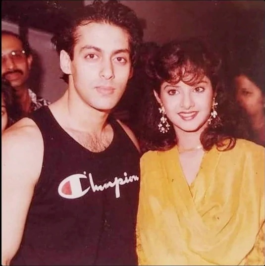 وہیں، بتایا تو یہ بھی جاتا ہے کہ عامر نے منتظمین کو دیویا کی جگہ جوہی چاولہ کو لینے کے لئے تک کہہ ڈالا تھا۔ وہیں دیویا کو لینے پر عامر نے اس شو پر پرفارم کرنے سے منع کر دیا تھا۔ وہیں جب منتظمین حیران وپریشان ہو کر گھوم رہے تھے تو سلمان خان نے آکر معاملہ سنبھالا۔ سلمان خان دیویا کی حمایت میں آئے اور انہوں نے اسٹیج پر ان کے ساتھ زبردست پرفارمنس دی۔ وہیں، بتایا تو یہ بھی جاتا ہے کہ عامر نے منتظمین کو دیویا کی جگہ جوہی چاولہ کو لینے کے لئے تک کہہ ڈالا تھا۔ وہیں دیویا کو لینے پر عامر نے اس شو پر پرفارم کرنے سے منع کر دیا تھا۔ وہیں جب منتظمین حیران وپریشان ہو کر گھوم رہے تھے تو سلمان خان نے آکر معاملہ سنبھالا۔ سلمان خان دیویا کی حمایت میں آئے اور انہوں نے اسٹیج پر ان کے ساتھ زبردست پرفارمنس دی۔