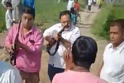 سنبھل میں ایس پی لیڈر اور اس کے بیٹے کا گولی مار کر قتل، ویڈیو وائرل سنبھل میں ایس پی لیڈر اور اس کے بیٹے کا گولی مار کر قتل، ویڈیو وائرل