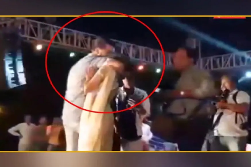 سپنا چودھری انٹرنیٹ کے لئے اتنی مشہور کیوٹ ہے کہ جب ان سے جڑے ویڈیو وائرل ہوتے رہتے ہیں لوگ انہیں ڈھونڈ ڈھونڈ کے دیکھتے ہیں ایک ایسا ہی ویڈیو گزشتہ دنوں خوب وائرل ہوا۔ جس میں سپنا چودھری ٹھمکے لگاتی نظر آرہی تھی لیکن اچانک کوئی شخص اسٹیج پر چڑھ جاتا ہے۔ سپنا چودھری انٹرنیٹ کے لئے اتنی مشہور کیوٹ ہے کہ جب ان سے جڑے ویڈیو وائرل ہوتے رہتے ہیں لوگ انہیں ڈھونڈ ڈھونڈ کے دیکھتے ہیں ایک ایسا ہی ویڈیو گزشتہ دنوں خوب وائرل ہوا۔ جس میں سپنا چودھری ٹھمکے لگاتی نظر آرہی تھی لیکن اچانک کوئی شخص اسٹیج پر چڑھ جاتا ہے۔