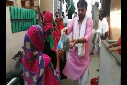 بہار شیعہ وقف بورڈ کے چیئرمین کی مہم، 300 خاندان کے درمیان عید کٹ کی تقسیم بہار شیعہ وقف بورڈ کے چیئرمین کی مہم، 300 خاندان کے درمیان عید کٹ کی تقسیم