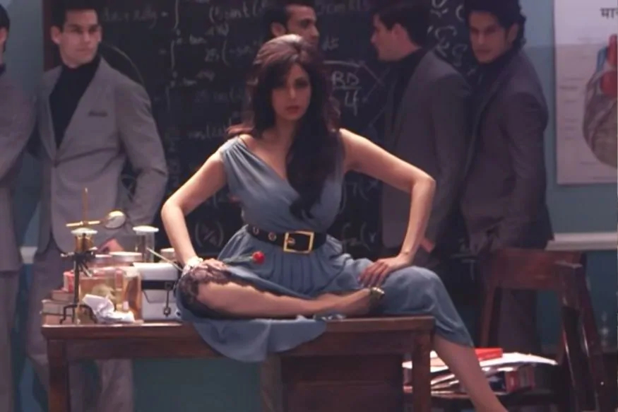ووگ میگزین کے اس فوٹو شوٹ میں سری دیوی نے اپنا الگ ہی انداز دکھایا تھا ۔ (Photo Credit: Youtube/VOGUE India) ووگ میگزین کے اس فوٹو شوٹ میں سری دیوی نے اپنا الگ ہی انداز دکھایا تھا ۔ (Photo Credit: Youtube/VOGUE India)