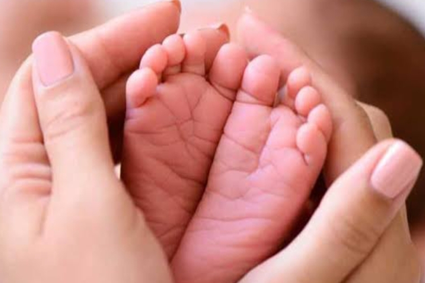 تاہم جب کٸی دنوں سے بچی کے رونے کی آواز سناٸی نہیں دی تو پڑوسیوں نے ایک سماجی کارکن و پولیس کو اس کی اطلاع دی اور جب پولیس باپن کے گھر پہنچی ، تو ان کی بیٹی ان کے ساتھ موجود نہیں تھی ۔ علامتی تصویر ۔ تاہم جب کٸی دنوں سے بچی کے رونے کی آواز سناٸی نہیں دی تو پڑوسیوں نے ایک سماجی کارکن و پولیس کو اس کی اطلاع دی اور جب پولیس باپن کے گھر پہنچی ، تو ان کی بیٹی ان کے ساتھ موجود نہیں تھی ۔ علامتی تصویر ۔