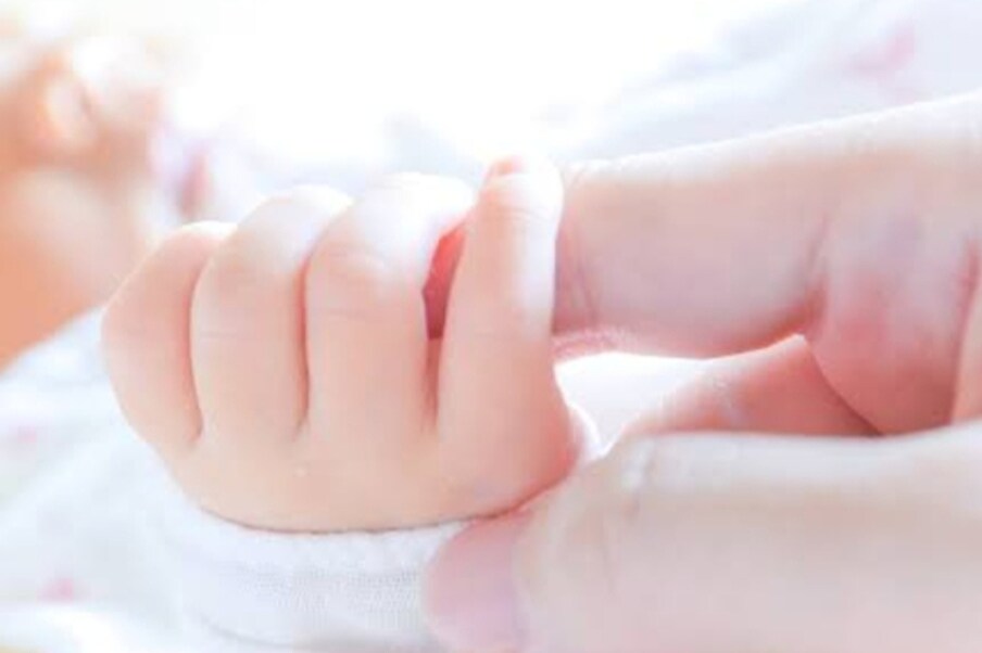  پوچھ تاچھ میں معلوم ہوا کہ انہوں اپنی بیٹی کو ہاوڑہ میں مقیم ان کے رشتہ دار کو فروخت کردیا ہے ۔ باپن دھارا یومیہ مزدور ہے جبکہ ان کی اہلیہ لوگوں کے گھروں میں کام کرتی ہے ۔ علامتی تصویر ۔