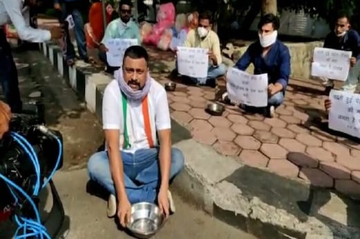 بھوپال: پٹرول اور ڈیزل کی مہنگائی کے خلاف کانگریسیوں نے مانگی بھیک بھوپال: پٹرول اور ڈیزل کی مہنگائی کے خلاف کانگریسیوں نے مانگی بھیک
