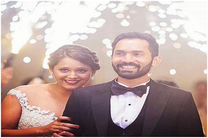 ٹیم انڈیا کے وکٹ کیپر بلے باز دنیش کارتک (Dinesh Karthik) آج 35 سال کے ہوگئے ہیں۔ دنیش کارتک نے اپنے انٹرنیشنل کیریئر کے ساتھ ساتھ اپنی ذاتی زندگی میں بھی کافی درد برداشت کئے ہیں۔ حالانکہ ان کے یہ درد سال 2013 میں دور ہوئے جب ان کی زندگی میں اسٹار اسکواش کھلاڑی دیپکا پلی (Dipika Pallikal) آئیں۔ دنیش کارتک اور دیپکا پلی کال نے دو سالوں تک ڈیٹنگ کی اور 2015 میں دونوں نے شادی کرلی۔ ٹیم انڈیا کے وکٹ کیپر بلے باز دنیش کارتک (Dinesh Karthik) آج 35 سال کے ہوگئے ہیں۔ دنیش کارتک نے اپنے انٹرنیشنل کیریئر کے ساتھ ساتھ اپنی ذاتی زندگی میں بھی کافی درد برداشت کئے ہیں۔ حالانکہ ان کے یہ درد سال 2013 میں دور ہوئے جب ان کی زندگی میں اسٹار اسکواش کھلاڑی دیپکا پلی (Dipika Pallikal) آئیں۔ دنیش کارتک اور دیپکا پلی کال نے دو سالوں تک ڈیٹنگ کی اور 2015 میں دونوں نے شادی کرلی۔