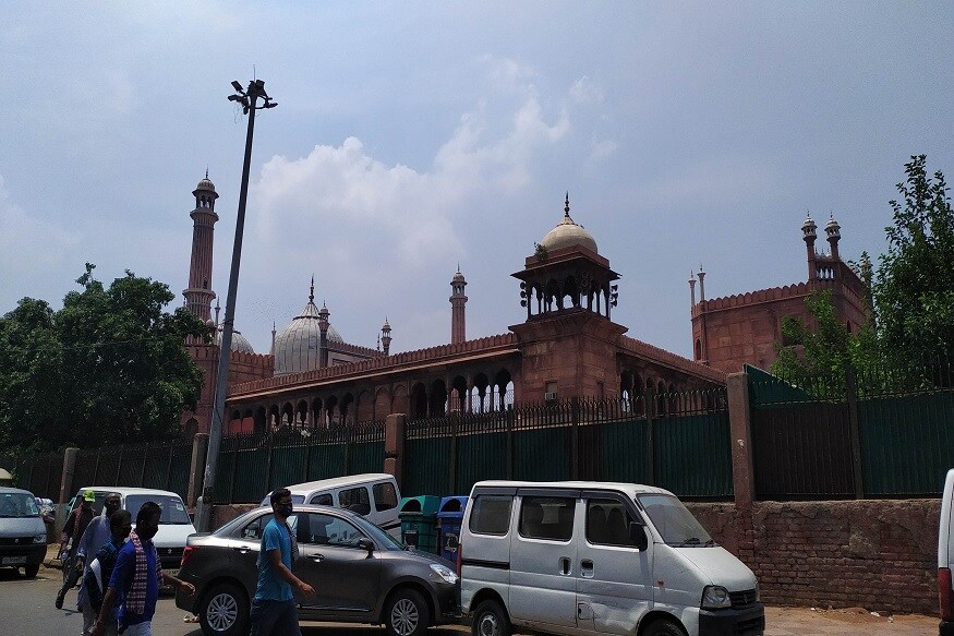 جامع مسجد کے تین دروازے ہیں اور تینوں دروازوں سے نمازیوں کو داخلہ ملے گا۔