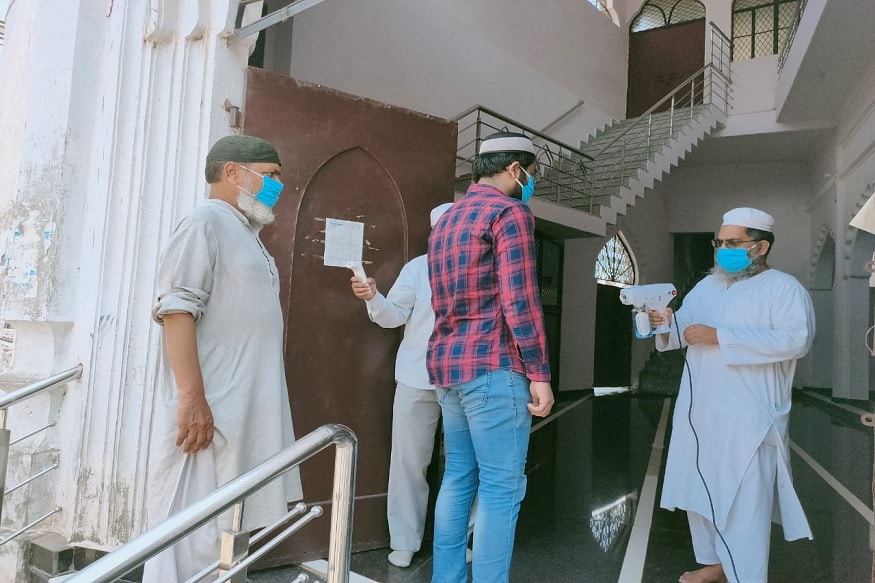 بندمساجد کو سینیٹائزڈ کرنے اور اس کو کورونا وائرس سے پاک رکھنےکےلئے علمائے دین نے خود مورچہ سنبھال لیا ہے۔