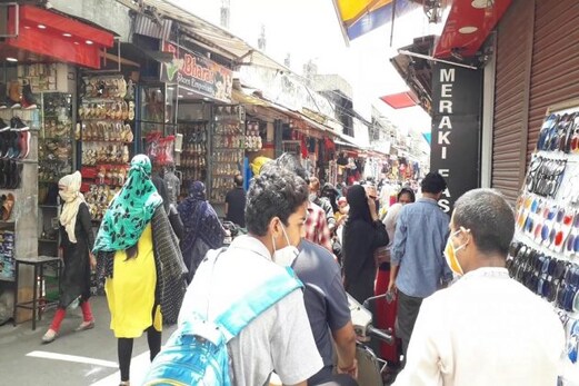 اس شہر میں سوشل ڈسٹنسنگ کی اڑائی جارہی ہیں دھجیاں، کیا پھر نافذ ہوگا لاک ڈاون؟ اس شہر میں سوشل ڈسٹنسنگ کی اڑائی جارہی ہیں دھجیاں، کیا پھر نافذ ہوگا لاک ڈاون؟