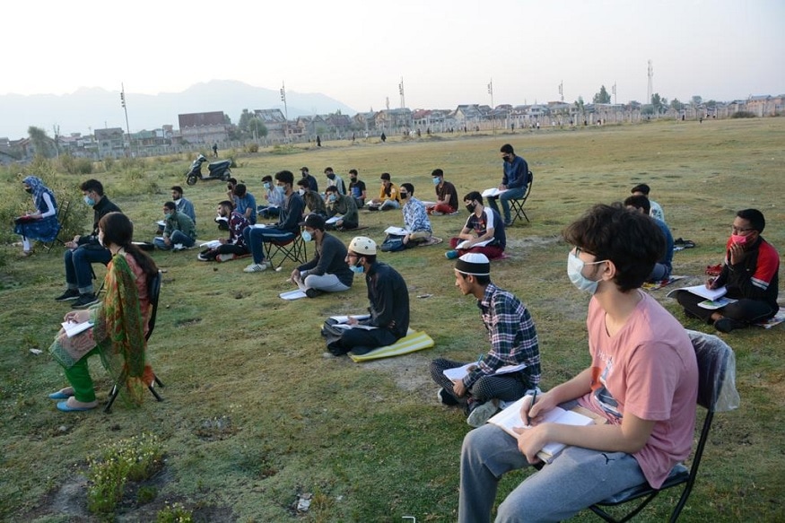منیر عالم نے نہ صرف اپنے کوچنگ مرکز کےلئے عیدگاہ میں اوپن ائیر کلاسز شروع کیں، بلکہ سب کو یہاں مفت پڑھانے کا بیڑا اٹھایا۔