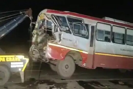 کرنال: مائیگرنٹ مزدوروں کو بہار لے جارہی بس کی ٹرک سے ٹکر، 17 لوگ زخمی، دو کی حالت نازک کرنال: مائیگرنٹ مزدوروں کو بہار لے جارہی بس کی ٹرک سے ٹکر، 17 لوگ زخمی، دو کی حالت نازک
